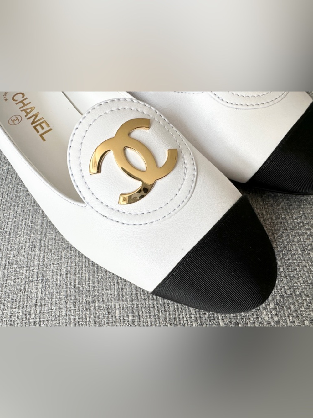 CHANEL S/S 2026 GOLD CC WHITE CALFSKIN LEATHER BLACK GROSGRAIN MOCCASINS FLAT 38 - Picture 13 of 15